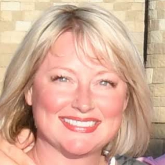 Profile Picture of Helen Turner (@hamturner) on Poshmark