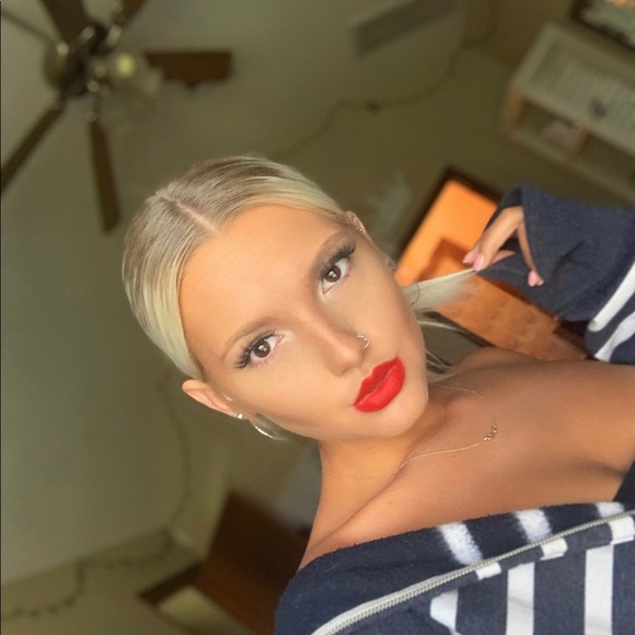 Profile Picture of Taylor Hoss (@taylorhoss) on Poshmark