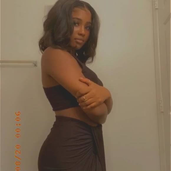 Scotiana Zephyr - Poshmark Profile Picture of Scotiana Zephyr (@claudejanie18) on Poshmark