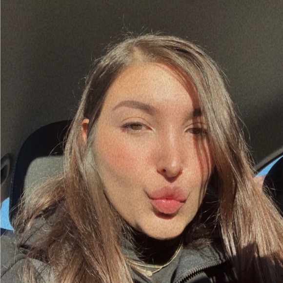 Profile Picture of Alexa Pitrelli (@simplyalexaa_) on Poshmark