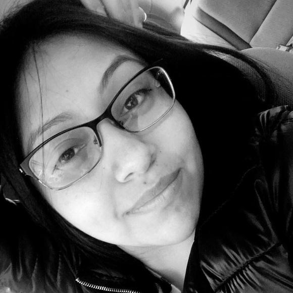 Profile Picture of Dina Vanegas (@dina1213) on Poshmark