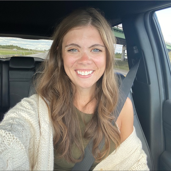 Profile Picture of Rebecca Barling (@beccasherwood) on Poshmark