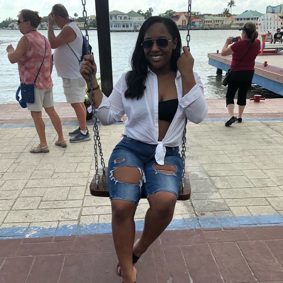 Profile Picture of Brittani Encalade (@brittencalade) on Poshmark