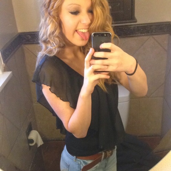 Profile Picture of Emily Eckhoff (@emelizabeth4) on Poshmark