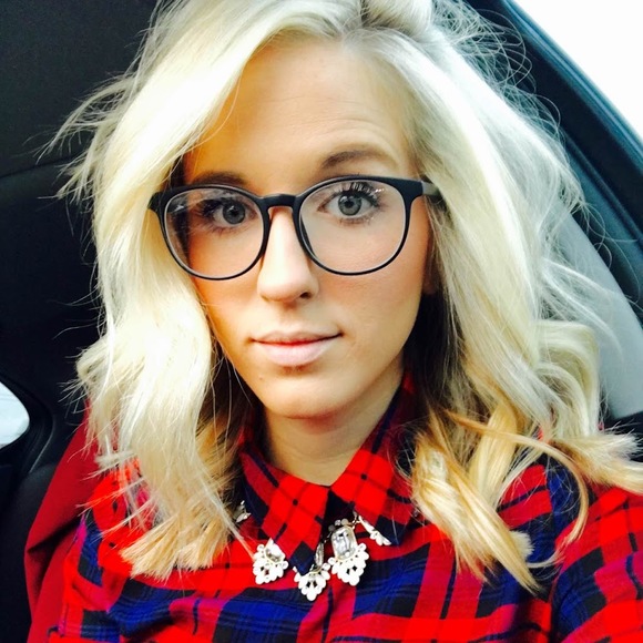 Profile Picture of Ashli Stinnett (@ashlistinnett) on Poshmark