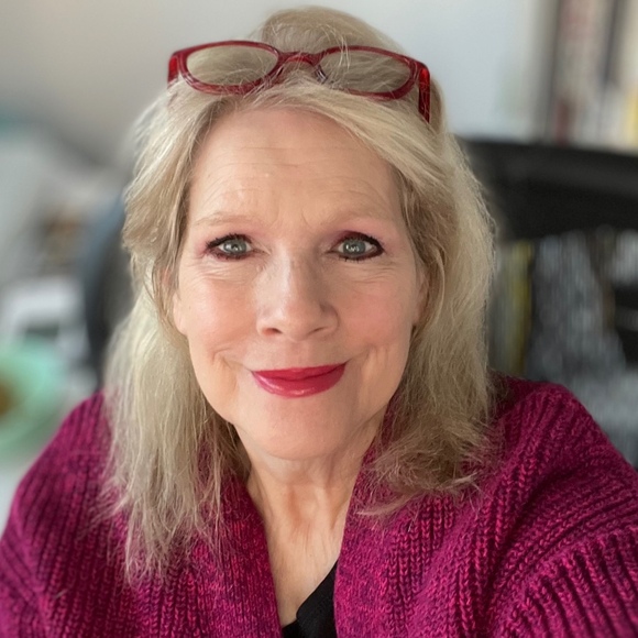 Profile Picture of Cindy Winger (@sindeewix) on Poshmark