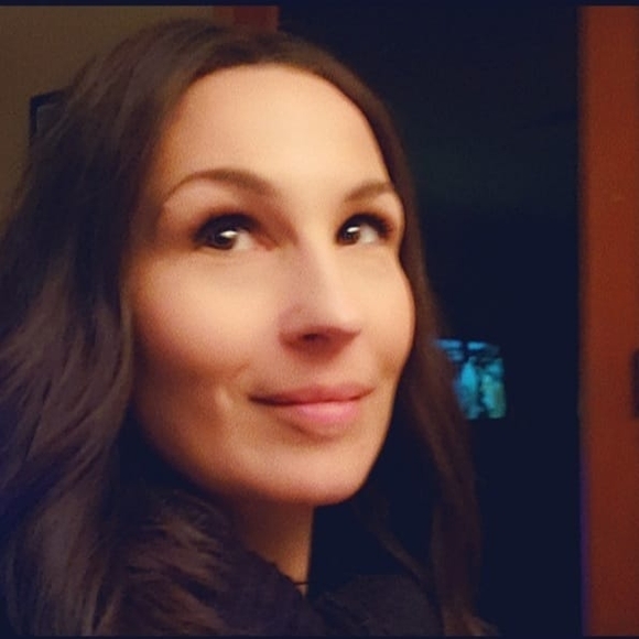 Profile Picture of April Unruh (@unrulyapril) on Poshmark