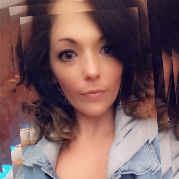 Profile Picture of Amanda Peacock (@peacock86amanda) on Poshmark
