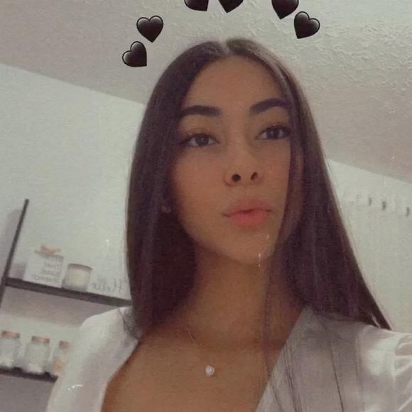 Profile Picture of Solmarie Morales (@labeba_1140) on Poshmark