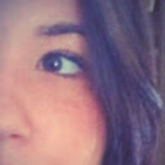 Profile Picture of Hellen Dutra (@hellendtr) on Poshmark