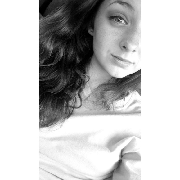 Profile Picture of Summer Hymes (@summerhymes) on Poshmark