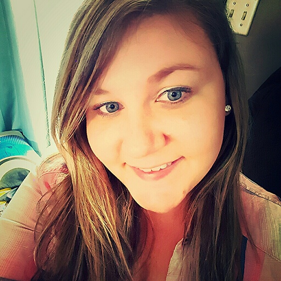 Profile Picture of Heather Falor (@heatherfalor) on Poshmark