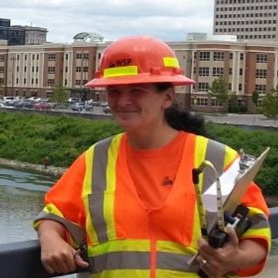 Profile Picture of Elizabeth Mackey (@elizabethmcky) on Twitter