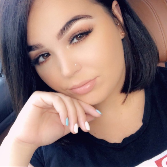 Profile Picture of Allyson Tuttle (@alllys0n) on Poshmark