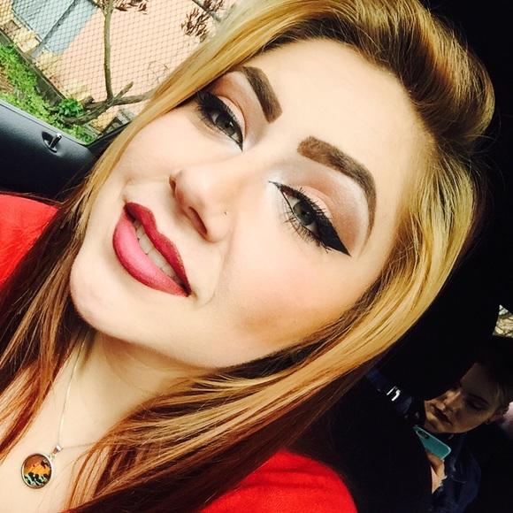 Profile Picture of Maegan Teames (@maegan_leigh) on Poshmark