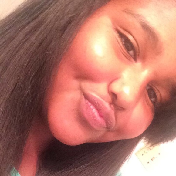 Profile Picture of Destiny Sices (@itsdestinyyooo) on Poshmark