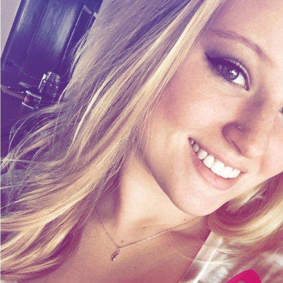 Profile Picture of Leah Lambert (@leah_lambert908) on Poshmark