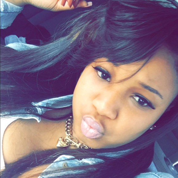 Profile Picture of Sparkle Johnson (@sparks_) on Poshmark