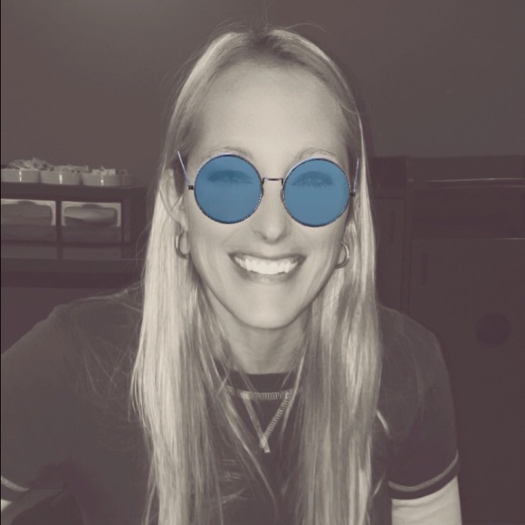 Profile Picture of Angela Mazzola (@angall0911) on Poshmark