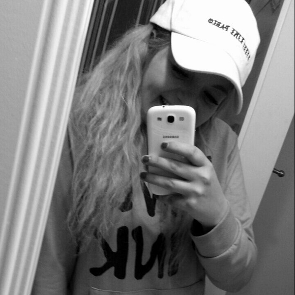 Profile Picture of Kianda Holemo (@kianda123) on Poshmark