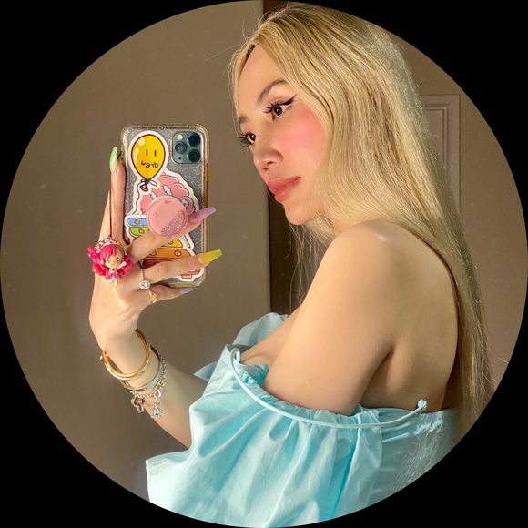 Profile Picture of Sishi Unterberg (@sishistyle) on Poshmark