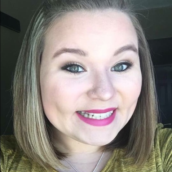 Profile Picture of Amber Hayes (@amhayes227) on Poshmark