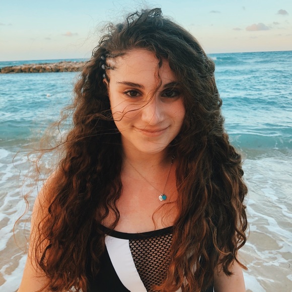 Profile Picture of Lindsay Shachnow (@lindsayshachnow) on Poshmark