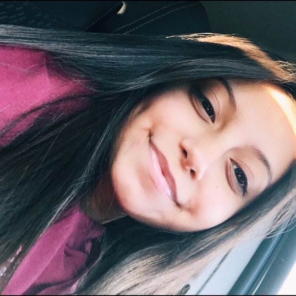 Profile Picture of Sheila Alvarez (@sheilaalv12) on Poshmark