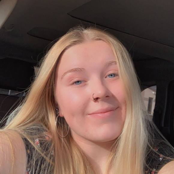 Profile Picture of Sierra Garnish (@sierragarnish) on Poshmark