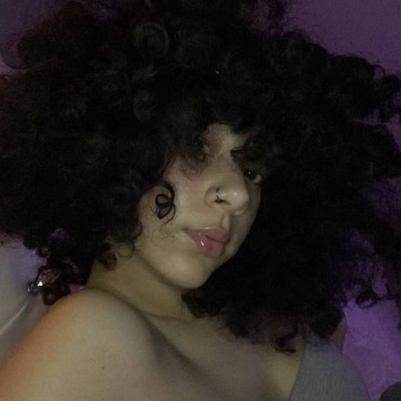 Profile Picture of Nelle Nells (@nellenells) on Poshmark