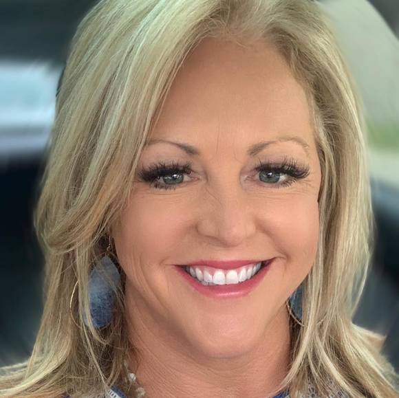 Profile Picture of Lori Kirkhuff (@lorikirkhuff) on Poshmark