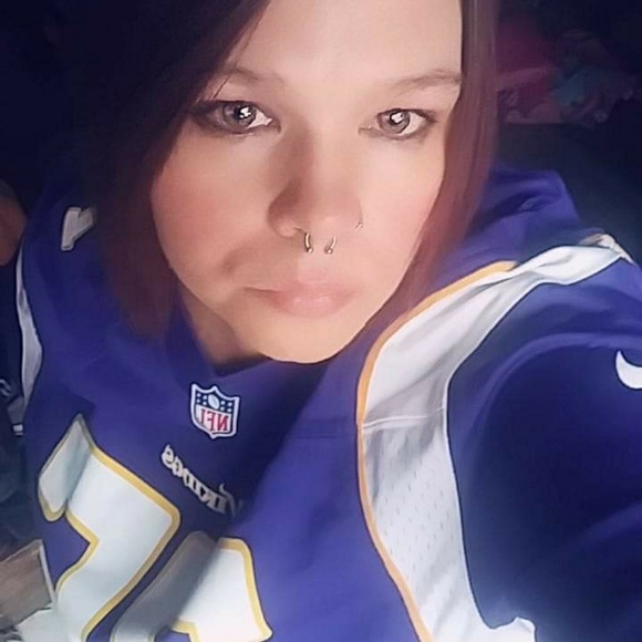 Profile Picture of Lisa Barclay (@lbarclay0776) on Poshmark