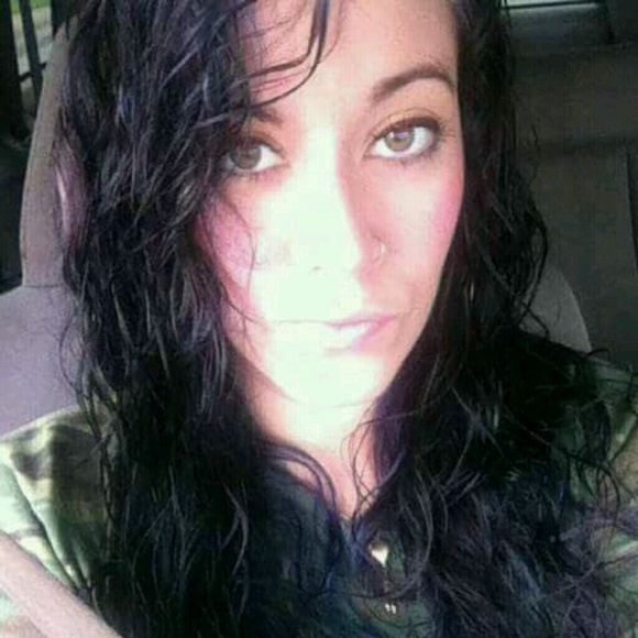 Profile Picture of Brianna Schoonover (@mrsleland) on Poshmark