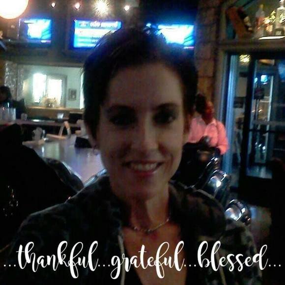 Profile Picture of Daveena Bienz (@daveengirl) on Poshmark