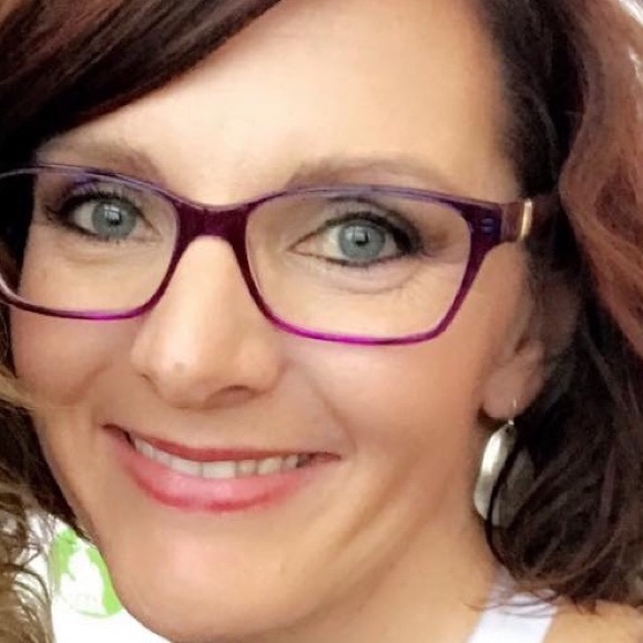 Carrie Deshone - Poshmark Profile Picture of Carrie Deshone (@carriedeshone) on Poshmark