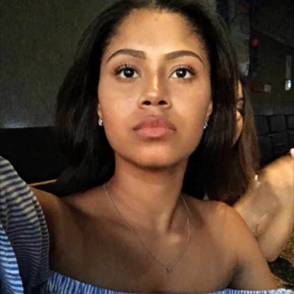 Profile Picture of Danielle Soto-binns (@sotobinns) on Poshmark