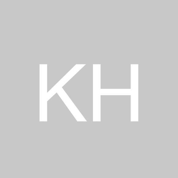Profile Picture of Kim Holt (@kpholt) on Poshmark