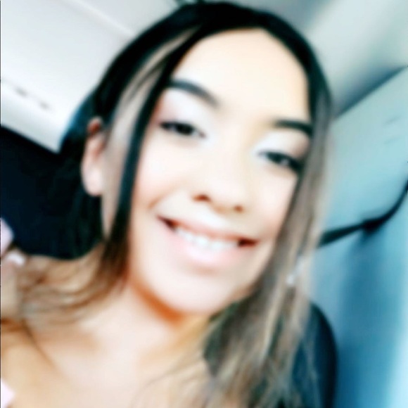 Profile Picture of Roxy Botello (@roxyy_botello12) on Poshmark