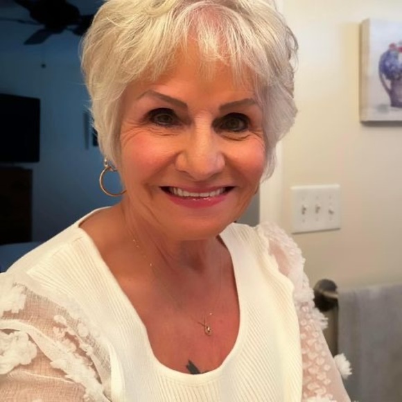 Profile Picture of Shelli Docimo (@shellidocimo) on Poshmark