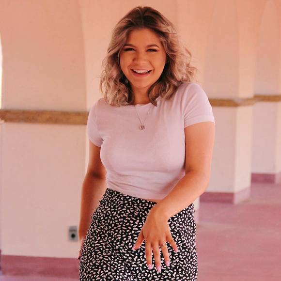 Profile Picture of Ali Fielder (@alifielder) on Poshmark