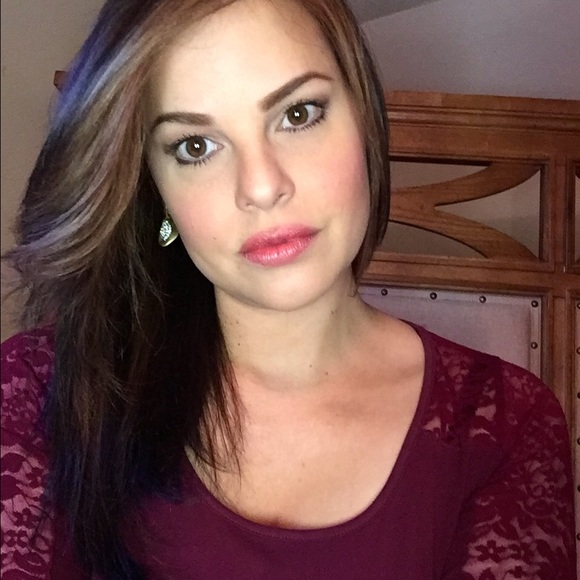 Profile Picture of Elsa Vallecillo (@elle0527) on Poshmark