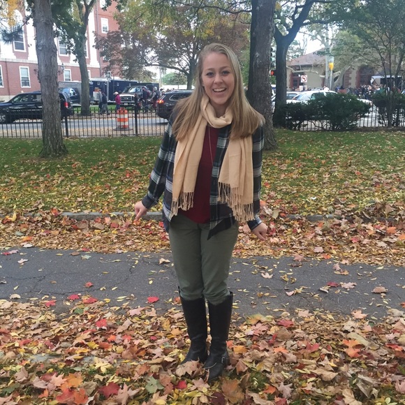 Profile Picture of Roxanne Jester (@roxannejester) on Poshmark