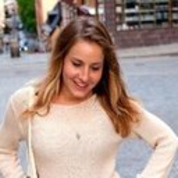 Profile Picture of Frances Wade (@francesxwade) on Poshmark