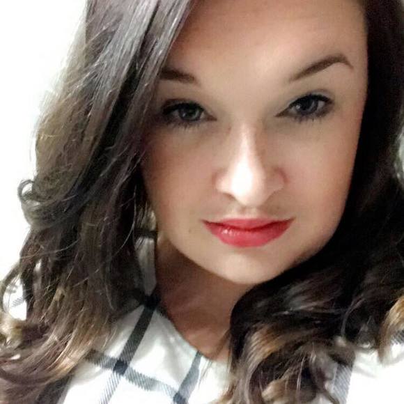 Profile Picture of Carrie Stroer (@carriestroer) on Poshmark