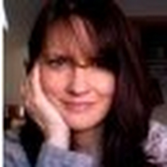 Profile Picture of Renee Roberts (@reneeinco) on Poshmark