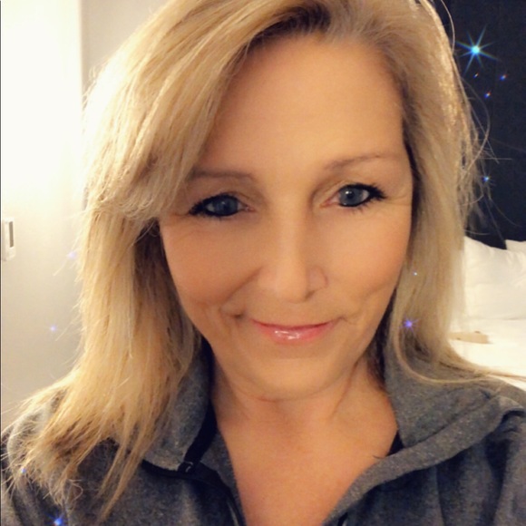 Profile Picture of Tanya Scudder (@tanyascudder) on Poshmark