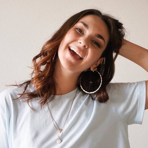 Sarah Mathieu - Poshmark Profile Picture of Sarah Mathieu (@sarahmathieu) on Poshmark