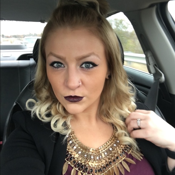 Profile Picture of Deanna Stravato (@deannalaura) on Poshmark