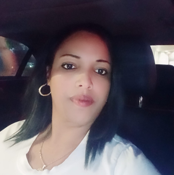 Profile Picture of Juliett Gonzalez (@juliettg79) on Poshmark