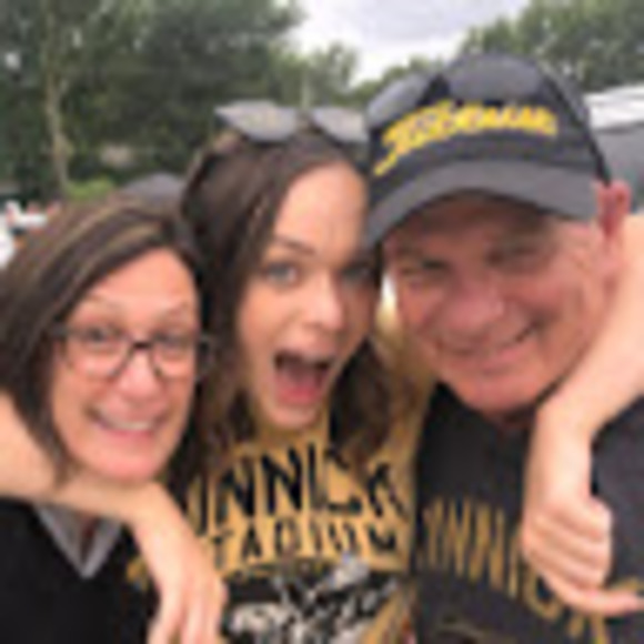 Molly Mcilhon - Poshmark Profile Picture of Molly Mcilhon (@mollymcilhon) on Poshmark